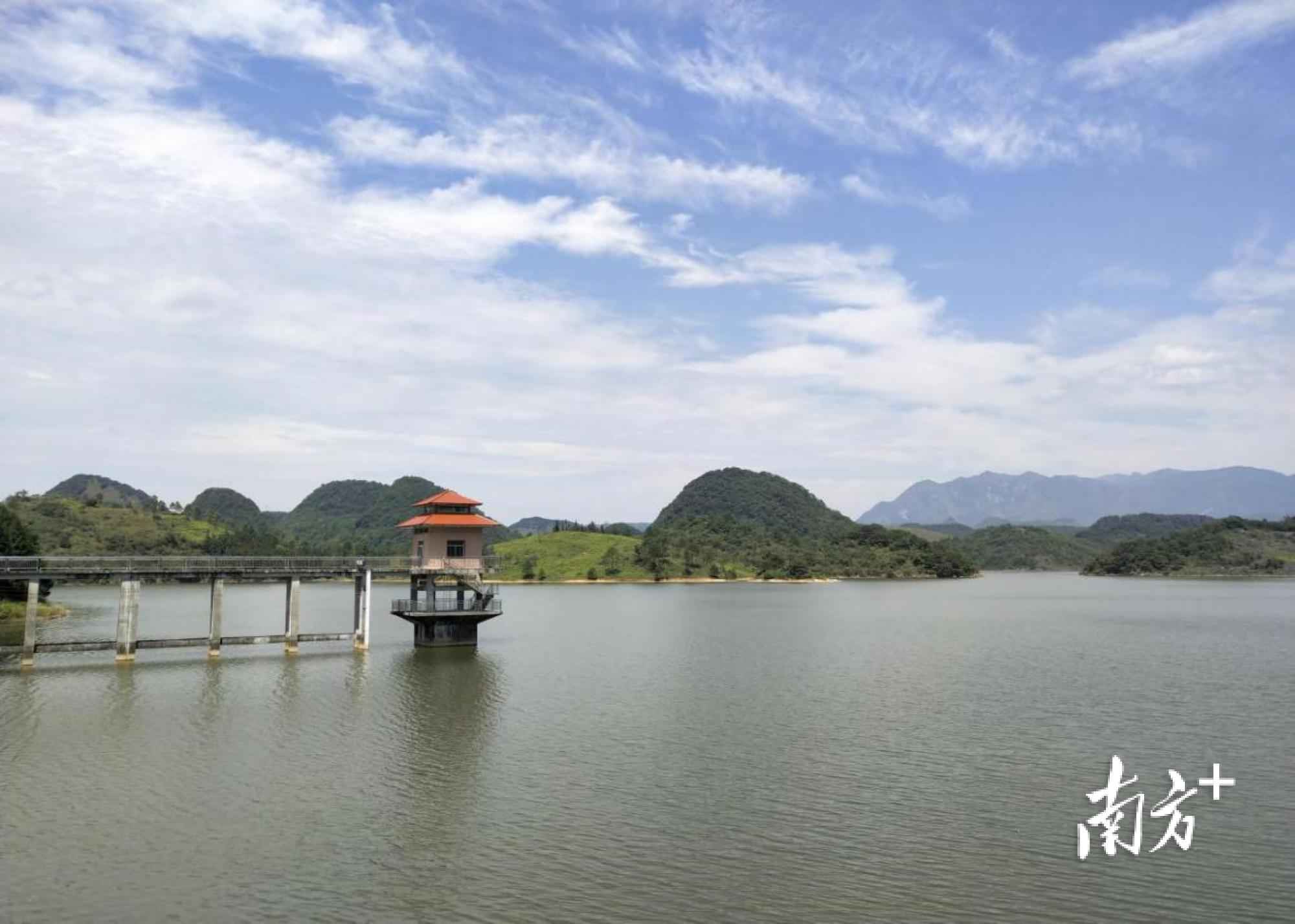清远热浸塑涂塑钢管批发：阳山江英合力织牢沙坝水库保护网
